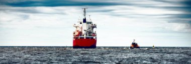 Baltık Denizi 'nde giden büyük bir kargo gemisi. Deniz manzarası kavramı. Yelkenliden panoramik görüntü. Nakliye, denizcilik, lojistik.