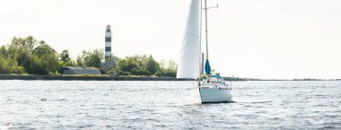 Açık bir günde Baltık Denizi 'nde yelkenli dolu bir yat. Ulaşım, gezinti, yelkenli yarışı, spor, eğlence, eğlence etkinliği kavramları