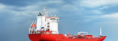 Baltık Denizi 'nde giden büyük bir kargo gemisi. Deniz manzarası kavramı. Yelkenliden panoramik görüntü. Nakliye, denizcilik, lojistik.