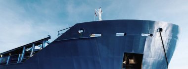 Baltık Denizi 'nde giden büyük bir kargo gemisi. Deniz manzarası kavramı. Yelkenliden panoramik görüntü. Nakliye, denizcilik, lojistik.