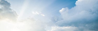 Süslü bulutlar. Dramatik bir gökyüzü. Destansı fırtına bulutları. Yumuşak güneş ışığı. Panoramik görüntü, doku, arkaplan, grafik kaynakları, tasarım, kopyalama alanı. Meteoroloji, cennet, umut, barış kavramı