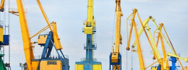 İskele vinçleri. Riga konteynır terminali, Letonya, Baltık denizi. Özel ekipman, lojistik, endüstri, küresel iletişim kavramları