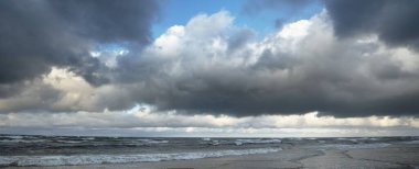 Fırtınadan sonra dramatik günbatımı bulutları altında Baltık Denizi. Dalgalar yakın çekim. Destansı deniz manzarası. Kasırga, fırtına, sert hava, meteoroloji, ekoloji, iklim değişikliği, doğal olaylar