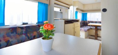 Bir karavanın içinde. Panoramik manzara. Yatak odası, yemek odası, mutfak. Yerel iş konsepti. Hollanda 'da. Karavan, karavan, ulaşım, yolculuk, seyahat, eko-turizm, yaşam tarzı, konfor