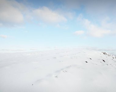 Ülkenin panoramik manzarası karla kaplı, insan ve araba izleri olan kar yığınları. Kırsal kesimde kış manzarası. Noel, seyahat, lojistik, tehlikeli sürüş, off-road, ulaşım, uzak yerler