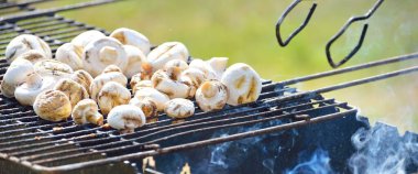 Kömür mantarı ızgarası ve yakın plan sigara. Mutfak, sağlıklı beslenme, yaşam tarzı, organik, vejetaryen, vegan yemekleri, yemek pişirme, yaz tatilleri teması