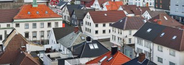 Norveç 'in Rogaland bölgesindeki Stavanger şehrinin panoramik hava manzarası. Modern ve geleneksel mimari. Binalar, evler. Şehir manzarası. Seyahat yerleri, işaretler