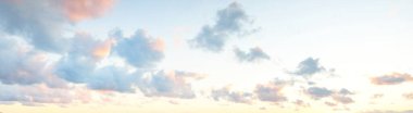 Açık mavi gökyüzü. Pembe ve altın rengi sirrus ve kümülüs bulutları fırtına üstüne, yumuşak güneş ışığı. Dramatik gün batımı bulutları. Meteoroloji, cennet, barış, grafik kaynakları, pitoresk panoramik manzara