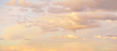 Açık gökyüzü, parlayan sirrus ve kümülüs bulutları fırtınadan sonra, yumuşak güneş ışığı. Dramatik gün batımı bulutları. Meteoroloji, hava, iklim, cennet, barış. Grafiksel kaynaklar. Resimli panoramik manzara