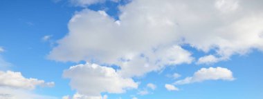 Süslü bulutlar. Dramatik bir gökyüzü. Bulutlar. Yumuşak güneş ışığı. Panoramik görüntü, doku, arkaplan, grafik kaynakları, tasarım, kopyalama alanı. Meteoroloji, hava, iklim, cennet, umut, barış kavramları