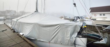 Yelkenli yat limanındaki bir rıhtıma demirlemiş. Stavanger, Rogaland bölgesi, Norveç. Ulaşım, denizcilik gemisi, spor, eğlence, hizmet, kışı geçirme