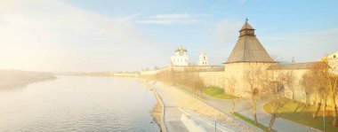 Kremlin duvarlarının panoramik manzarası ve Rusya 'nın Pskov kentindeki dolgu. Üçlemeci Katedrali 'ne yakın çekim. Seyahat noktaları, Rus kültürü ve ortodoks dini, ulusal dönüm noktası, turizm
