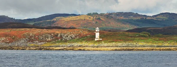 Blick Vom Wasser Auf Das Felsige Flussufer Bäume Hügel Und — Stockfoto