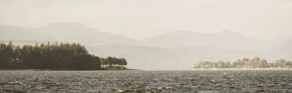 Panoramatický Výhled Skalnaté Břehy Řeky Vody Stromy Kopce Hory Pozadí — Stock fotografie