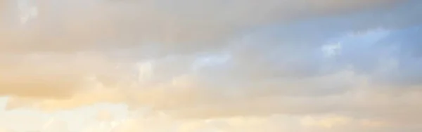Cielo Azul Claro Resplandeciente Cirro Rosado Dorado Nubes Cúmulos Después — Foto de Stock