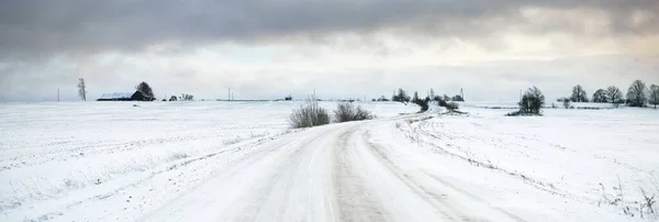 Wiejska Droga Przez Pokryte Śniegiem Pola Obszar Wiejski Widok Samochodu — Zdjęcie stockowe