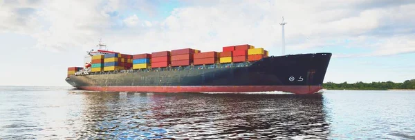 Великий Вантажний Контейнерний Корабель Плаває Балтійському Морі Концепція Морського Плаща — стокове фото