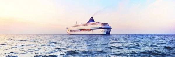 Passagiersschip Cruiseschip Varen Zee Een Heldere Dag Panoramisch Uitzicht Vanaf — Stockfoto