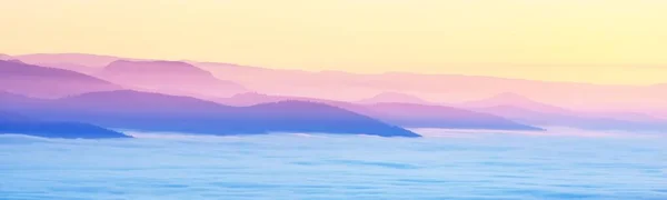 Vista Aérea Panorâmica Pitoresca Das Colinas Floresta Perene Nuvens Nevoeiro — Fotografia de Stock