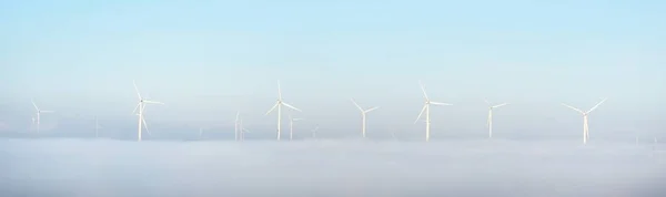 Geradores Turbina Eólica Nuvens Nevoeiro Close Imagem Conceitual Recursos Gráficos — Fotografia de Stock