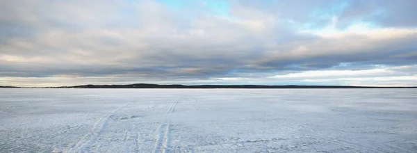 Lago Foresta Congelato Una Giornata Nuvolosa Cielo Drammatico Dopo Una — Foto Stock