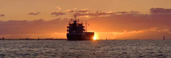 Grande Navio Carga Navegar Pôr Sol Mar Báltico Vista Panorâmica — Fotografia de Stock