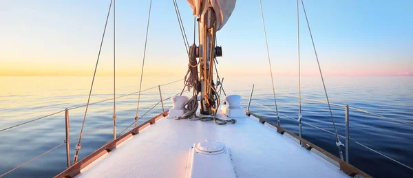 日落时 游艇在开阔的海面上航行 桅杆和帆的近景 下了雨 天空晴朗 云彩闪烁 阳光金黄 全景海景 — 图库照片