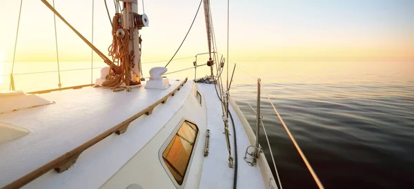 Yacht Che Naviga Mare Aperto Tramonto Vista Ravvicinata Del Ponte — Foto Stock