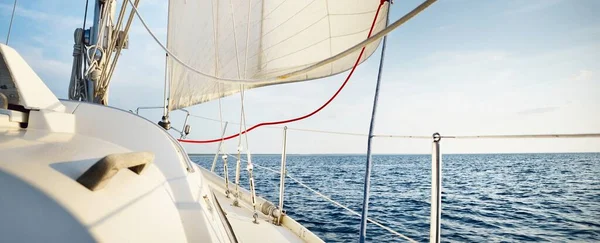Sloop Branco Fraudado Iate Navegando Mar Báltico Céu Limpo Uma — Fotografia de Stock