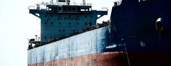 バルト海を航行する大型貨物船 概念の海景 セーリングボートからのパノラマビュー 貨物輸送 — ストック写真