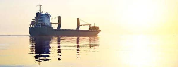 Groot Vrachtschip Zeilen Bij Zonsondergang Oostzee Panoramisch Uitzicht Goederenvervoer Logistiek — Stockfoto