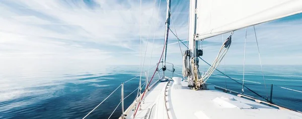 在晴朗的晴天 白色的小船在波罗的海的一个开阔海域航行 从甲板到船头的景色 桅杆和帆 爱沙尼亚 — 图库照片