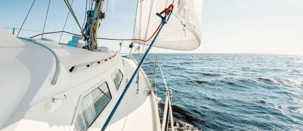 Λευκό Ιστιοφόρο Ιστιοπλοϊκό Σκάφος Στη Βαλτική Θάλασσα Καθαρός Ουρανός Θέα — Φωτογραφία Αρχείου