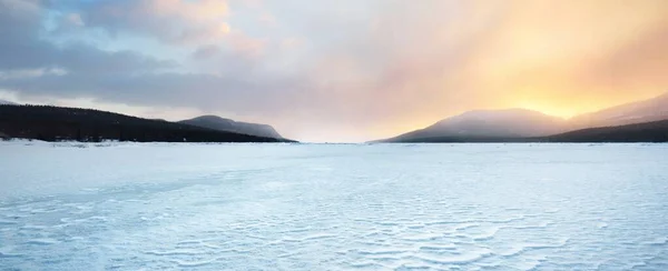 Cresta Presión Hielo Bahía Kandalaksha Atardecer Nubes Brillantes Montañas Bosques — Foto de Stock