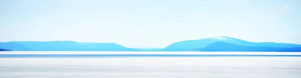 Панорамний Вид Береги Озера Ліси Гірські Вершини Зимовий Пейзаж Середовище — стокове фото