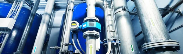 Große Industrielle Wasseraufbereitung Und Heizraum Glänzende Stahlrohre Pumpen Ventile Industrie — Stockfoto