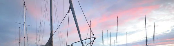 帆船在日落时停泊在码头上 戏剧化的夜空 多彩的云彩 概念云雾 — 图库照片