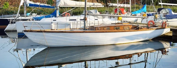 Segelboote Ankern Einem Steg Einem Yachthafen Urlaub Transport Sport Erholung — Stockfoto