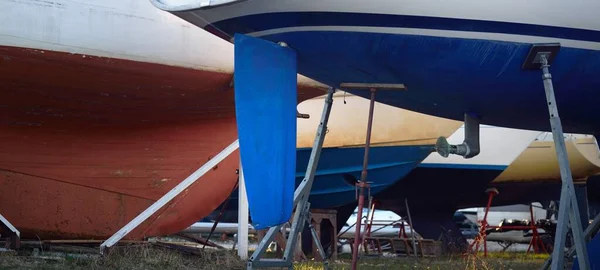 Segelbåtar Står Land Yacht Marina Transport Nautiska Fartyg Reparation Och — Stockfoto