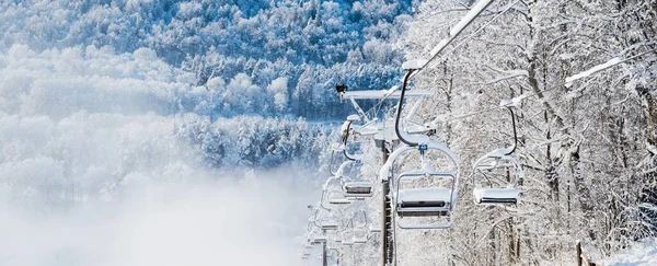 Uitzicht Skilift Het Besneeuwde Bos Een Sneeuwstorm Een Ochtendwaas Winterwonderland — Stockfoto