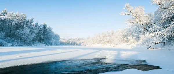 Zmrzlá Řeka Rámu Zasněžených Stromů Větvích Chraplavý Mráz Jasné Modré — Stock fotografie