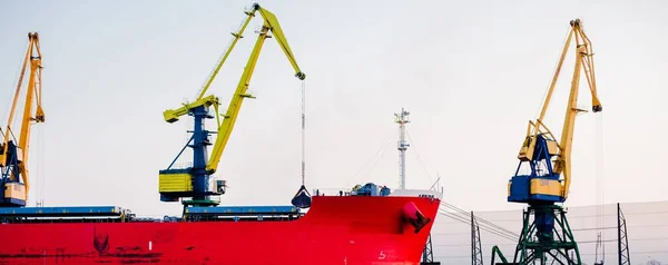 Riga Limanı Letonya Demir Atmış Büyük Bir Kargo Gemisi Yük — Stok fotoğraf