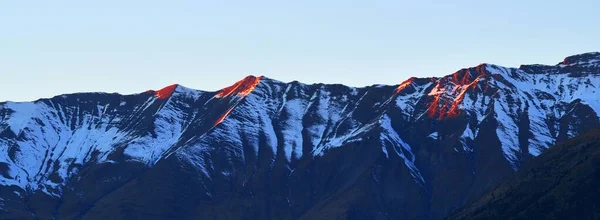 Puncak Gunung Musim Dingin Yang Cerah Langit Cerah Sinar Matahari — Stok Foto