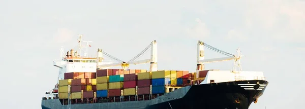 Stora Lastcontainerfartyg Som Seglar Östersjön Begreppet Havslandskap Panoramautsikt Från Segelbåten — Stockfoto