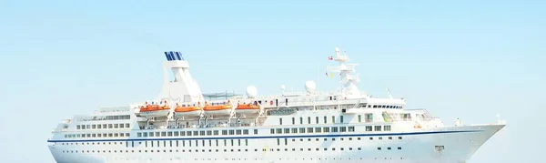 Osobní Loď Výletní Loď Plachtění Moři Jasného Dne Panoramatický Výhled — Stock fotografie