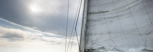Sloop Bianco Yacht Truccato Vela Tramonto Cielo Limpido Dopo Tempesta — Foto Stock