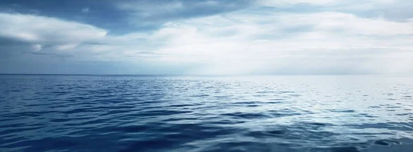Panoramik Deniz Manzarası Açık Mavi Parlayan Gökyüzü Yansımalar Deniz Suyu — Stok fotoğraf