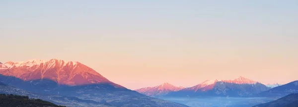 산봉우리는 겨울날에 절정에 달한다 부드러운 프랑스의 알프스 프랑스의 에크인 파노라마 — 스톡 사진