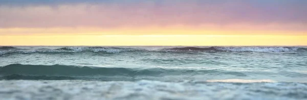 Балтійське Море Заході Сонця Чисте Небо Блакитні Рожеві Сяючі Хмари — стокове фото