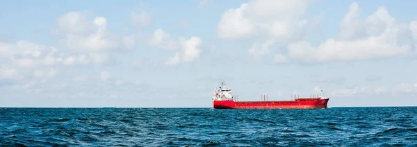 Stort Lastfartyg Som Seglar Östersjön Begreppet Havslandskap Panoramautsikt Från Segelbåten — Stockfoto